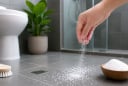 Vì sao nên rải muối lên sàn nhà tắm, nhà vệ sinh? Mẹo nhỏ lợi ích lớn mà nhiều người chưa biết