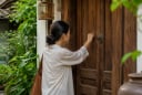 Vì sao người xưa gõ cửa 3 lần trước khi bước vào chính nhà mình sau nhiều ngày vắng mặt?