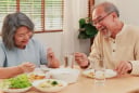 Chế độ ăn uống lành mạnh cho người cao tuổi trong mùa nắng nóng