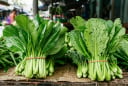 Đi chợ gặp rau có lỗ nhỏ li ti trên lá, nên mua hay bỏ? Người bán lâu năm tiết lộ sự thật