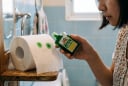 Vì sao bạn nên nhỏ vài giọt dầu gió vào cuộn giấy vệ sinh?