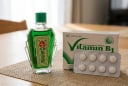 Trộn dầu gió với Vitamin B1: Mẹo cực hay giải quyết ngay nỗi ám ảnh của mọi gia đình khi mùa mưa tới