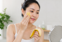 Chà vỏ chuối lên mặt có giúp xóa nhăn như botox? Chuyên gia da liễu đưa ra câu trả lời