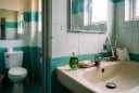 Tại sao nên đặt một chai dầu gió trong nhà vệ sinh?