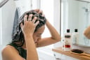 Tóc càng gội càng nhanh bết? Có thể bạn đang mắc 4 sai lầm rất phổ biến khiến da đầu tiết dầu nhiều hơn