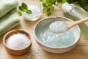 Dùng muối trộn với dầu gội đầu có lợi gì mà nhiều người mách nhau làm