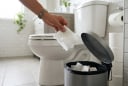 Khi đi vệ sinh: Nên vứt giấy vào sọt rác hay xả thẳng xuống bồn cầu mới đúng chuẩn y tế?