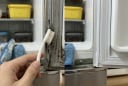 Gioăng cao su tủ lạnh bị mốc đen? 3 cách làm sạch đơn giản, hết mùi hôi chỉ sau vài phút