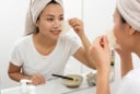 Cách trị mụn đầu đen bằng lòng trắng trứng gà cực đơn giản, chị em áp dụng ngay tại nhà