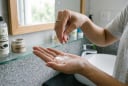 Vì sao nên thêm chút muối vào dầu gội đầu?