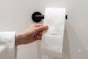 Bật mí sự thật đằng sau nếp gấp tam giác trên cuộn giấy vệ sinh khách sạn: Không đơn thuần để trang trí!