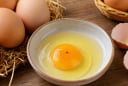 Trứng đập ra thấy có chấm đỏ này thì có ăn được không? Vệt đỏ đó có gây hại gì không?