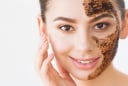Bước skincare nhiều người làm mỗi tuần nhưng có thể khiến làn da lão hóa nhanh hơn nếu lạm dụng