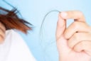Mỗi sáng thức dậy tóc rụng đầy gối? 4 thói quen trước giờ ngủ có thể là nguyên nhân