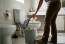 Nên vứt giấy vệ sinh xuống bồn cầu hay vứt vào thùng rác?