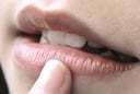 4 thói quen khiến môi ngày càng thâm sạm, nhiều người mắc phải mà không hay biết