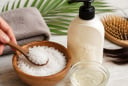 Trộn muối với dầu gội đầu: Mẹo đơn giản nhiều chị em thử một lần rồi duy trì, nhưng cần dùng đúng cách