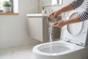 Trước khi đi ngủ, đổ một bát muối vào bồn cầu: Sáng hôm sau thấy kết quả bất ngờ