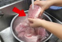 Tại sao nhiều người không bao giờ rửa thịt trước khi nấu?