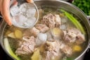 Vì sao nhiều người thả đá lạnh vào nồi canh xương?