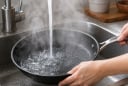 Vì sao nấu ăn xong không được thả ngay nồi, chảo vào nước lạnh?