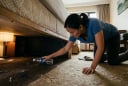 Vì sao nên lăn chai nước qua gầm giường khách sạn?