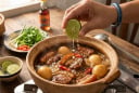 Vì sao nên vắt thêm vài giọt chanh khi làm thịt kho tàu?