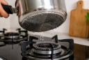 Vì sao tuyệt đối không đặt nồi chảo còn ướt đáy lên bếp gas?