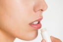 4 thói quen nhiều người mắc phải khiến môi ngày càng thâm, khô nứt dù chăm dùng son dưỡng