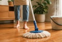 Có nên lau nhà bằng nước nóng? Không phải sàn nào cũng phù hợp, dùng sai dễ 'phản tác dụng'
