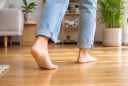 Đi chân đất trong nhà có lợi hay hại? Câu trả lời phụ thuộc vào loại sàn và sức khỏe của bạn