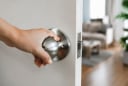 Một vật trong nhà mà hầu như ai cũng chạm vào mỗi ngày nhưng rất ít khi vệ sinh