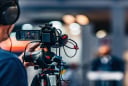 Người hướng nội áp lực khi phải xuất hiện trong video công ty