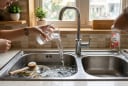 Đổ một cốc nước nóng xuống cống: Mẹo hay giúp nhà bếp hết sạch mùi hôi chỉ trong vài phút