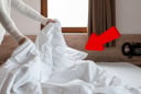 Tại sao bạn không nên gấp chăn gối khi rời khách sạn?