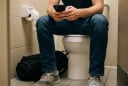 Vì sao không nên vừa đi vệ sinh vừa dùng điện thoại?