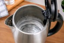 Ấm siêu tốc có cặn trắng có nguy hiểm không?