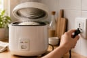 Có nên rút phích cắm nồi cơm điện ngay sau khi nấu?
