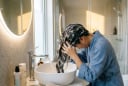 Gội đầu vào buổi sáng hay buổi tối để giảm rụng tóc?