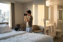 Vì sao du khách nên rút điện thoại chụp ảnh ngay khi vừa bước vào phòng khách sạn?