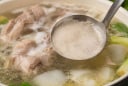 Bọt nổi khi nấu canh là gì? Có phải cứ hớt bỏ là đúng?