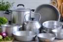 Vì sao ngày càng nhiều gia đình hạn chế dùng đồ nhôm nấu ăn?