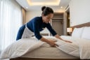 Vì sao nhân viên khách sạn luôn nhét chặt chăn xuống dưới đệm?