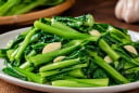 Vì sao rau xào ở nhà không giòn bằng ngoài hàng? Hãy kiểm tra 5 lỗi thường gặp này