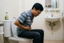 Nên ngồi bồn cầu trong bao lâu? Cảnh báo từ bác sĩ tiêu hóa