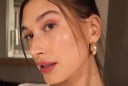 Routine dưỡng da tối giản giúp Hailey Bieber duy trì làn da căng bóng