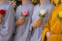 Vì sao lễ Vu La,n nhà sư cài hoa hồng vàng, Phật tử dùng đỏ, hồng, trắng?