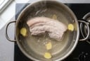 Tại sao luộc thịt nên thêm gừng?