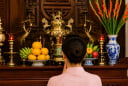 Vì sao bình hoa trên ban thờ thường để bên phải?
