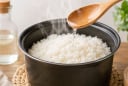 Vì sao nhiều người thêm thìa giấm vào nấu cơm?